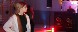 Uczennica, po prawej DJ 