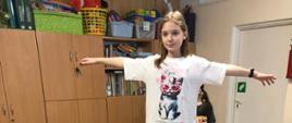 Ćwiczenia równowagi - dziewczynka pokonuje ławkę 