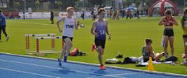 Konkurencja - biegi lekkoatletyczne. Na bieżni zawodnik KS Parkiet Hajnówka