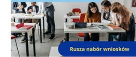 Na pierwszym planie znajduje się zdjęcie 2 grup uczniów uczennic siedzących w ławkach lub stojących obok nich. Uczniowie czytają notatki. Na ławkach rozłożone są książki, zeszyty, piórniki.
W górnej części grafiki są 3 niebieskie prostokąty, na których znajdują się napisy: Fundusze Europejskie oraz Dolnośląski program pomocy uczniom niepełnosprawnym „Sprawny uczeń”.
W dolnej części, również na niebieskim tle znajduje się napis: Rusza nabór wniosków
Poniżej zamieszczone są logotypy kolejno: Fundusze Europejskie dla Dolnego Śląska (trzy gwiazdki: biała, żółta i czerwona na niebieskim tle), flaga Rzeczpospolitej Polskiej, Flaga Unii europejskiej (żółte gwiazdki ułożone w okręgu na niebieskim tle) oraz herb Województwa Dolnośląskiego (czarny orzeł na żółtym tle).
