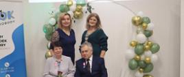 ZŁOTY JUBILEUSZ PAR MAŁŻEŃSKICH - JUBILACI WRAZ Z PANIĄ WÓJT ORAZ Z-CĄ KIEROWNIKA URZĘDU STANU CYWILNEGO PANIĄ EWELINĄ GROTKOWSKĄ