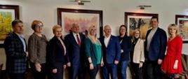 Delegacja z Litwy pozuje do wspólnego zdjęcia z przedstawicielami samorządu Powiatu Hajnowskiego i miasta Hajnówka