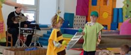 Trwa spektakl - dzieci oglądają, biorą w nim aktywny udział