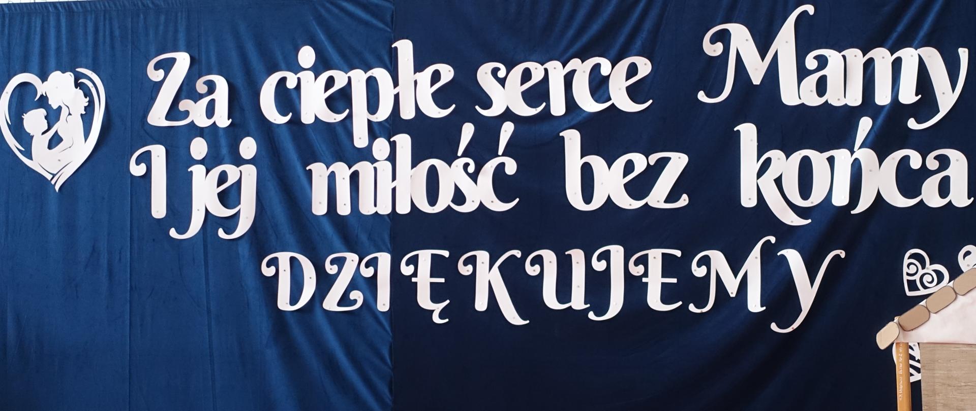 Dekoracja na sali gimnastycznej - Za ciepłe serce Mamy i jej miłość bez końca dziękujemy