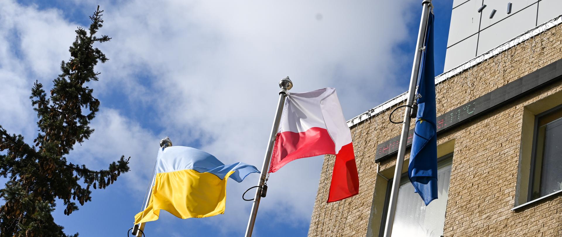 25.02.2022 wywieszenie flagi Ukrainy przed budynkiem Starostwa Powiatowego w Pruszkowie - znak solidarności