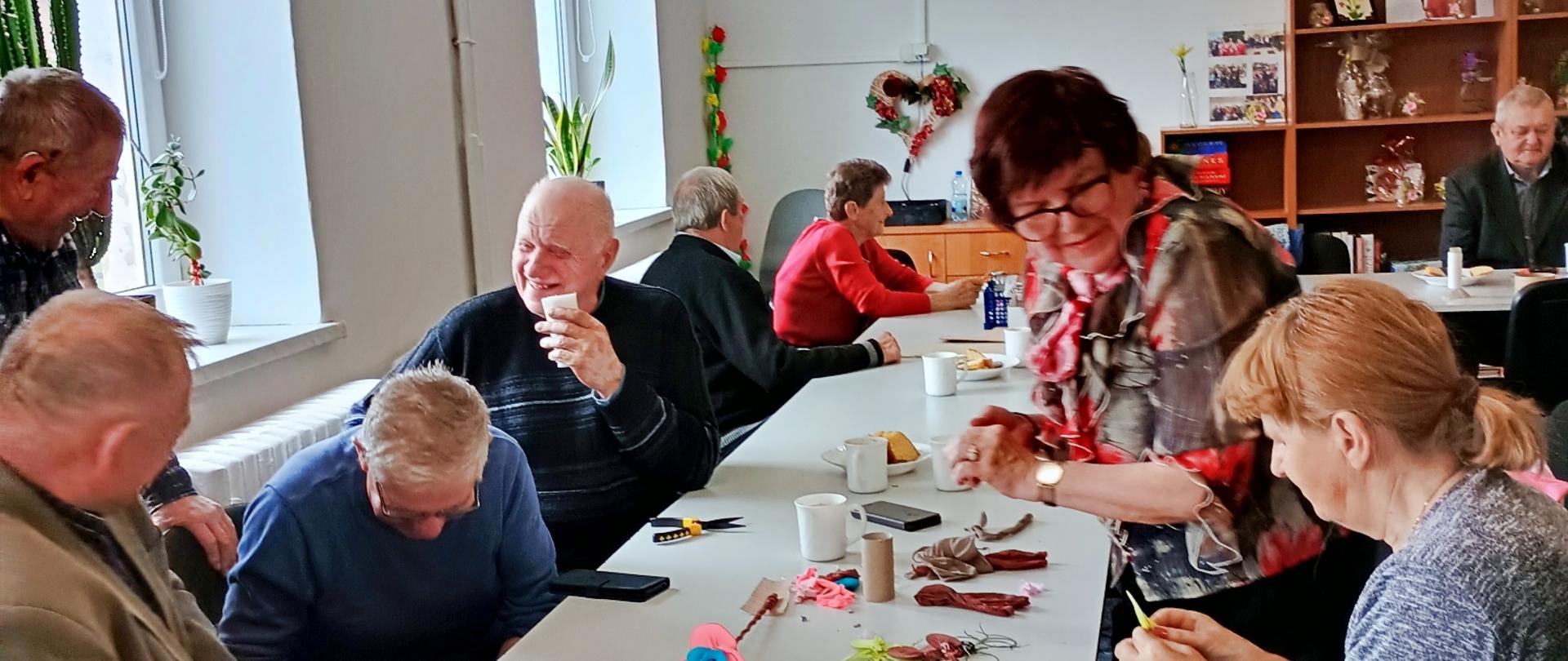 seniorzy obchodzą dzień ziemi