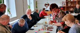 seniorzy obchodzą dzień ziemi