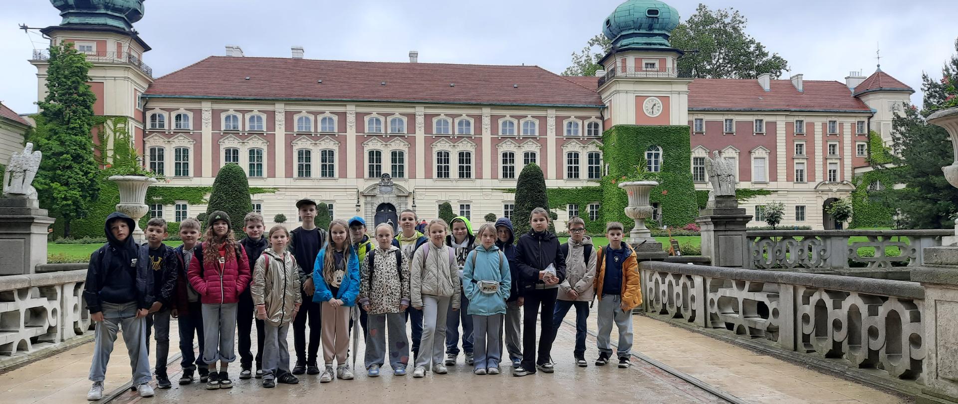 Uczniowie klasy 3a stoją na tle Zamku w Łańcucie.