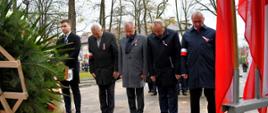 Delegacja samorządu Powiatu Dąbrowskiego i samorządu Gminy Dąbrowa Tarnowska przed Pomnikiem Poległych Synów Miasta Dąbrowy
