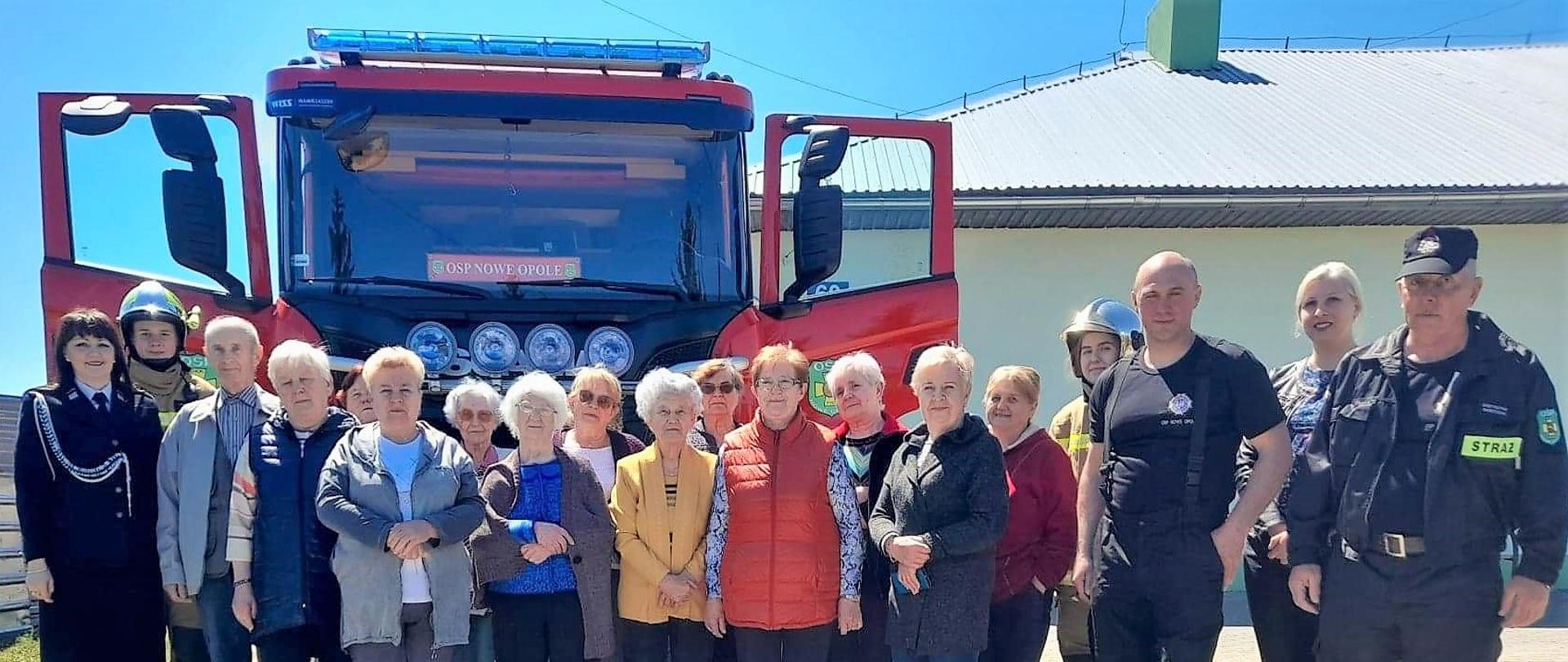 Zdjęcie grupowe seniorów, druhów OSP w Nowym Opolu, Kierownik Dziennego Domu "Serio+" w Stoku Lackim 