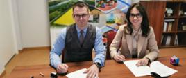 od Lewej Wójt Gminy Wietrzychowice, przedstawicielka firmy- podpisują umowę.