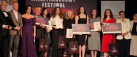 Laureaci konkursu, w tym solistki z Hajnowskiego Domu Kultury, pozują z nagrodami