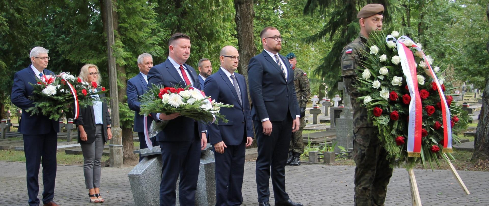 1 września cmentarz wojskowy - kwiaty w rocznicę wybuchu II wojny
