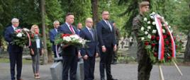 1 września cmentarz wojskowy - kwiaty w rocznicę wybuchu II wojny
