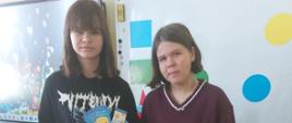 Członkowie SU z naklejkami, zakładkami i kolorowankami