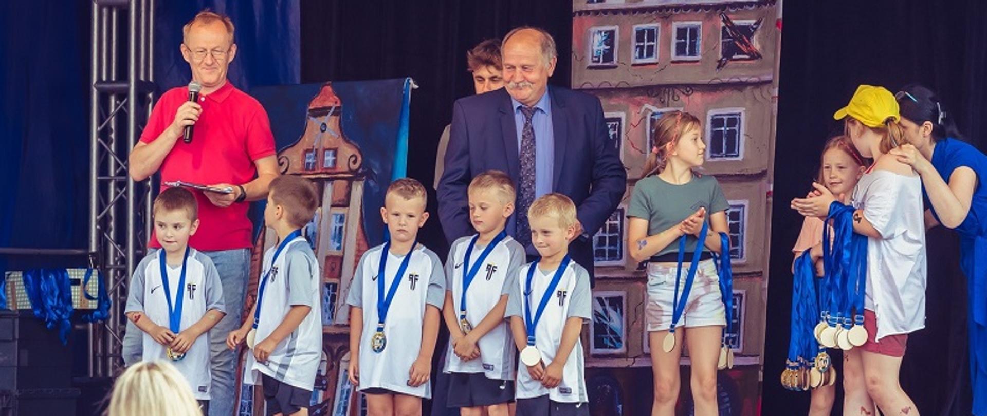 Na scenie młodzi sportowcy z medalami i Wójt Gminy Raba Wyżna