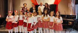 Hania Borowik, Marianna Cybulska i Helena Menska podczas II Wojewódzkiego Konkursu Piosenki „Dla Ciebie Polsko”.