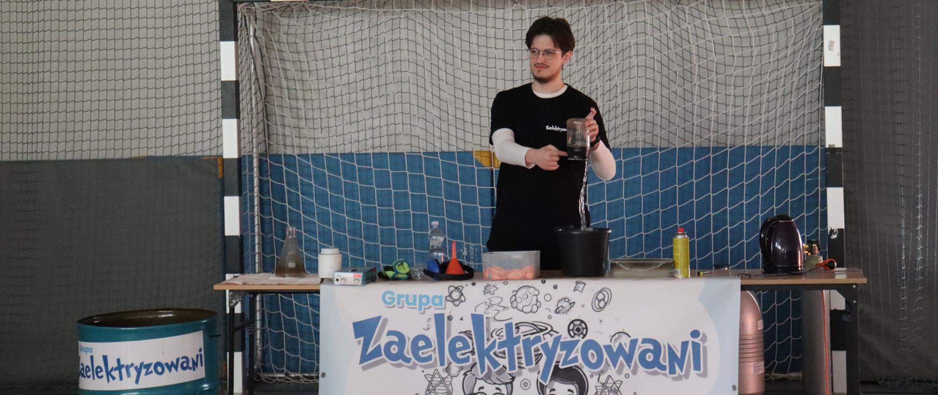Uczniowie podczas warsztatów przyrodniczych