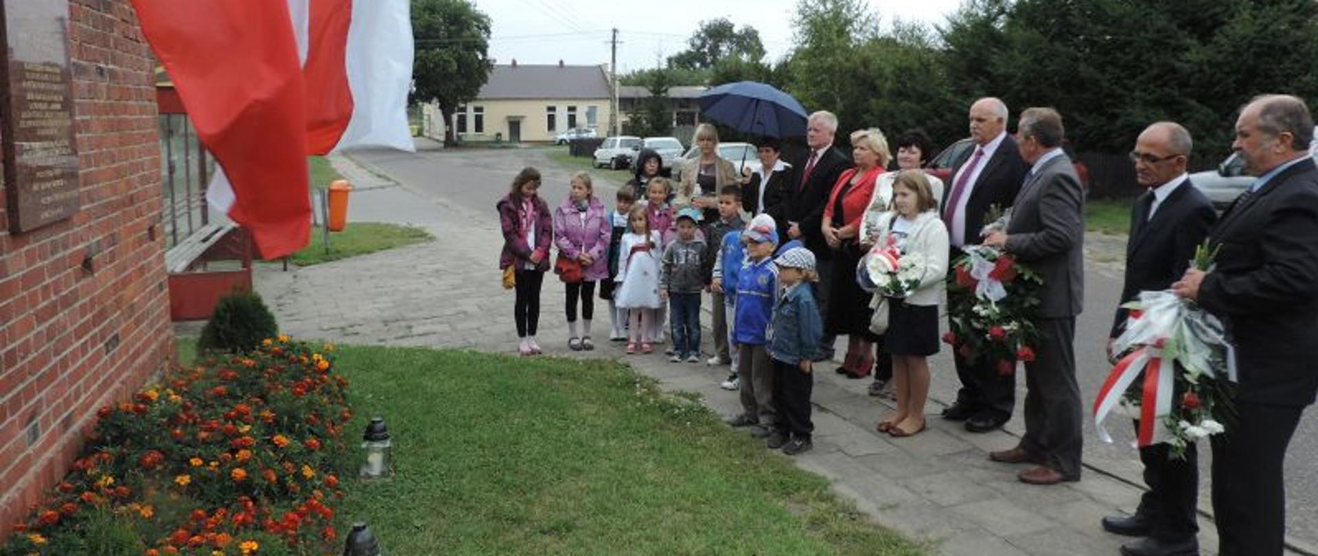 Kwiaty w miejscach pamięci