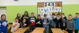dzieci z łabędziami origami w klasie