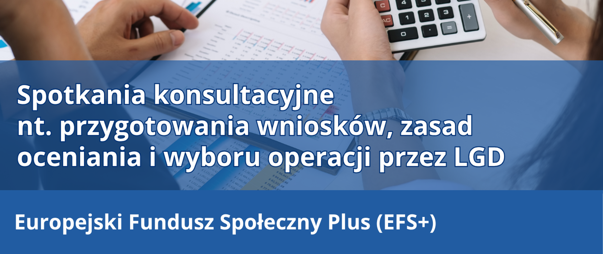Plakat informujący o spotkaniach konsultacyjnych na temat przygotowania wniosków i wyboru operacji przez LGD w ramach Europejskiego Funduszu Społecznego Plus. Spotkania odbędą się 5 sierpnia 2025 r. w Zakliczynie i 6 sierpnia 2025 r. w Tuchowie. Organizatorzy zapewniają dostępność dla osób z różnymi potrzebami.