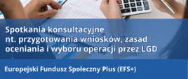 Plakat informujący o spotkaniach konsultacyjnych na temat przygotowania wniosków i wyboru operacji przez LGD w ramach Europejskiego Funduszu Społecznego Plus. Spotkania odbędą się 5 sierpnia 2025 r. w Zakliczynie i 6 sierpnia 2025 r. w Tuchowie. Organizatorzy zapewniają dostępność dla osób z różnymi potrzebami.
