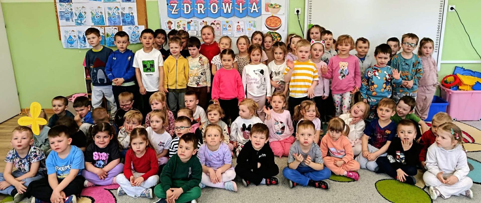 Grupa dzieci podczas świętowania Dnia Zdrowia 