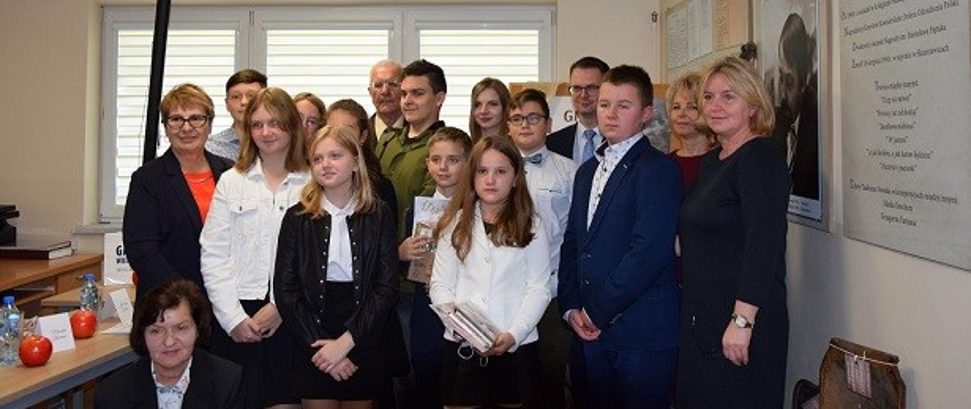Uczniów klas 6-8 Szkoły Podstawowej w Wietrzychowicach wraz zaproszonymi gośćmi