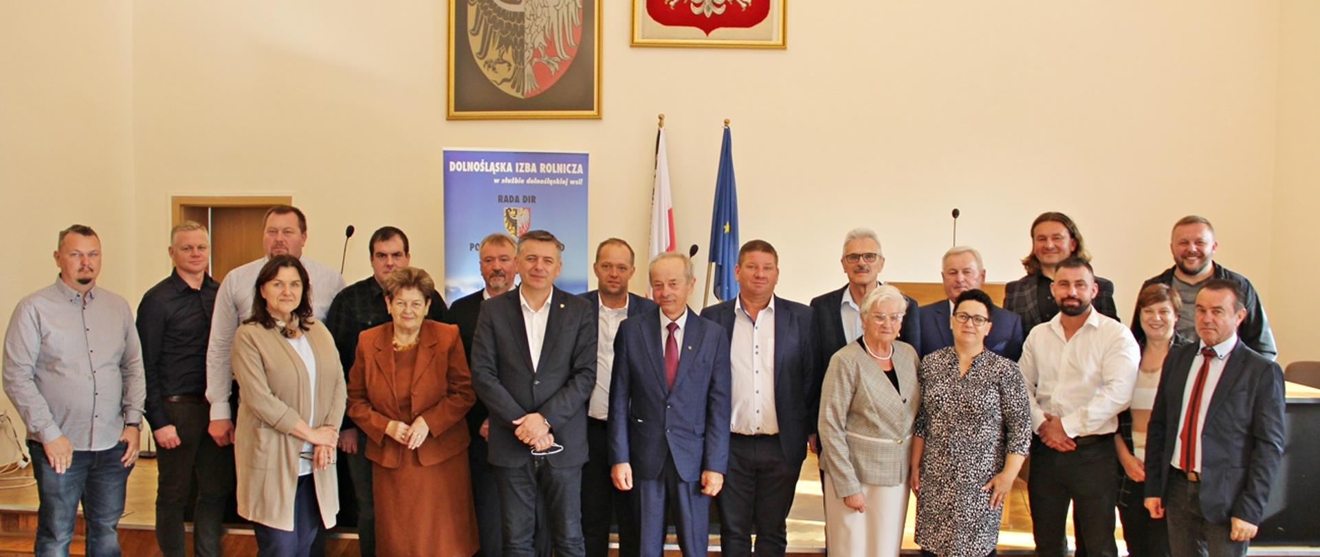 Do wspólnego zdjęcia pozują członkowie Rady Powiatowej DIR z przedstawicielami Zarządu Powiatu Oleśnickiego