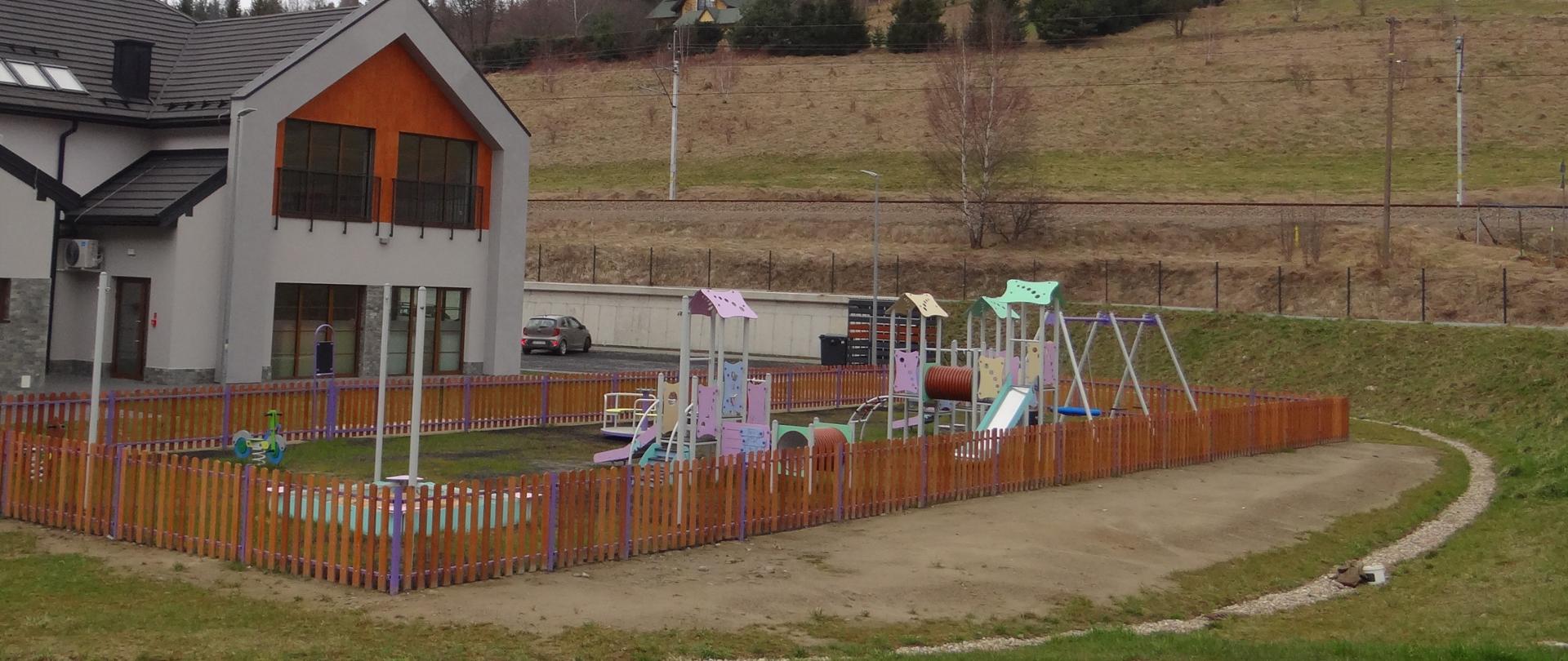 Budowa placu zabaw dla przedszkola przy budynku wielofunkcyjnym w miejscowości Sieniawa. Dostawa i montaż urządzeń zabawowych wraz wykonaniem ogrodzenia. 