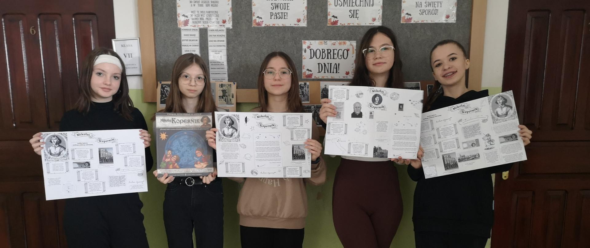 Uczennice prezentują swoje prace