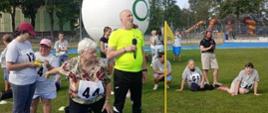 Członkini stowarzyszenia rzuca piłeczką palantową