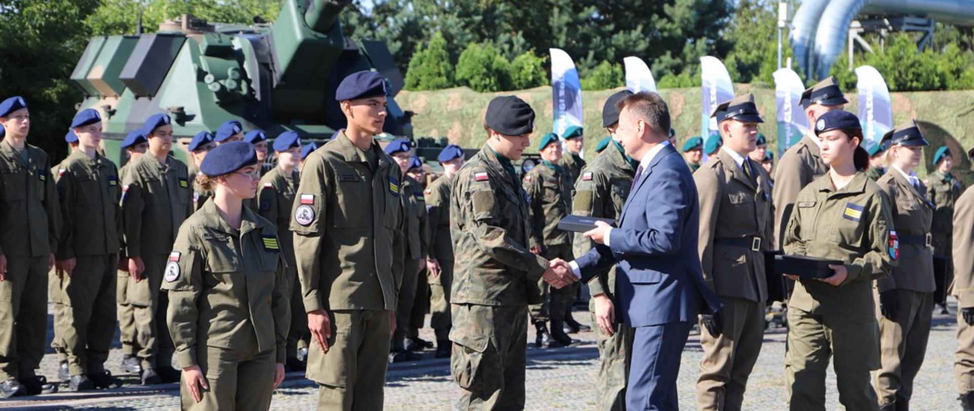 Wręczenie wyróżnień klasie mundurowej ZSP Nr 1 przez Ministra Obrony Narodowej