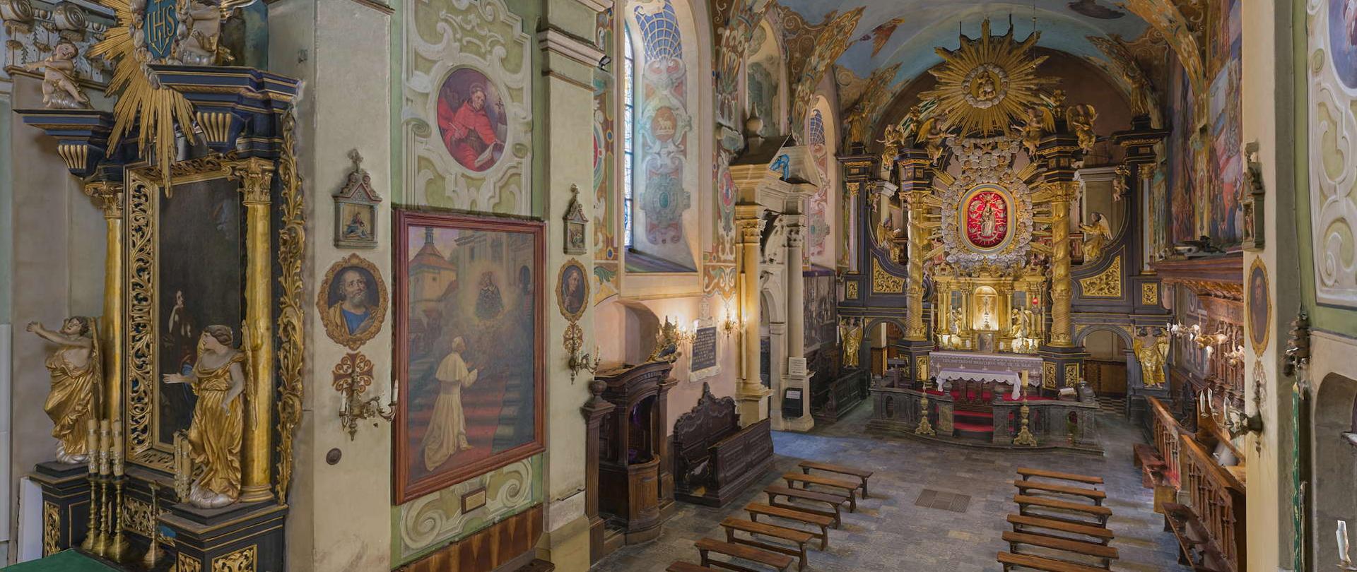 Wnętrze Bazyliki Kalwaryjskiej w centralnym miejscu ołtarz główny, po lewej obraz ze świętym Janem Pawłem II