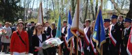 Poszczególne delegacje składają kwiaty