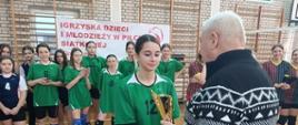 Moment wręczania medali i statuetek