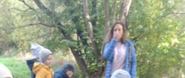 Dzieci zbierają żołędzie i kasztany