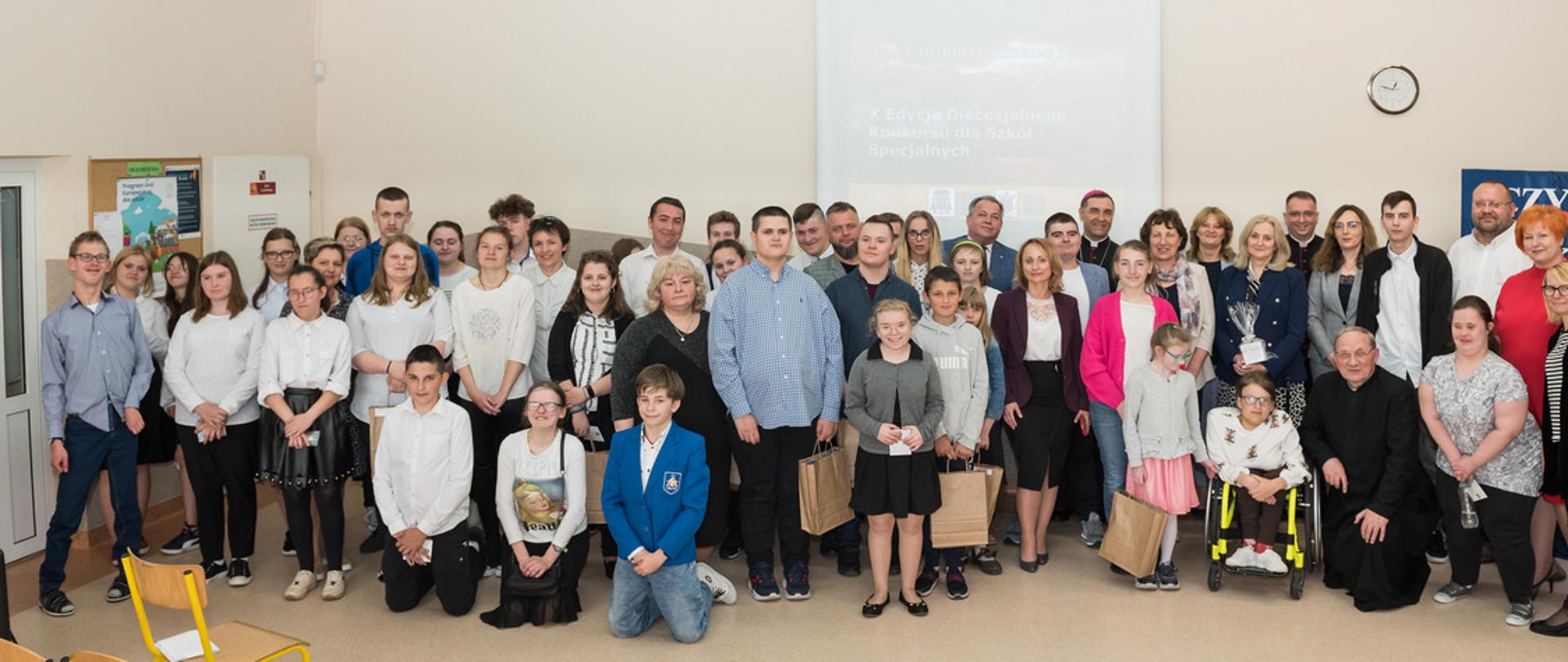 Zdjęcie grupowe z uczestnikami i gośćmi, którzy przybyli na rozstrzygnięcie konkursu. 