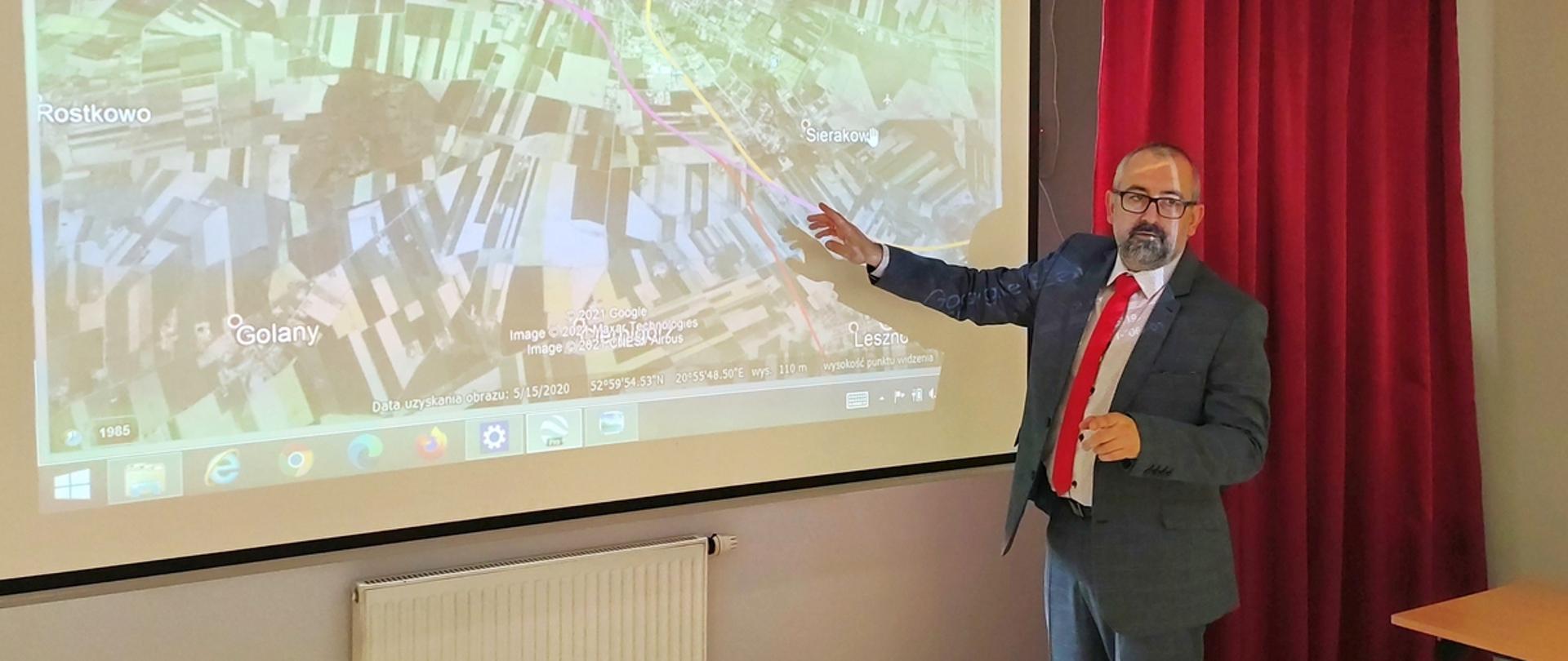 Na sali konferencyjnej przasnyskiego Urzędu Miasta Starosta Przasnyski Krzysztof Bieńkowski wskazuje na mapie przebieg jednej z sugerowanych tras przebiegu planowanej linii kolejowej Zegrze - Przasnysz.