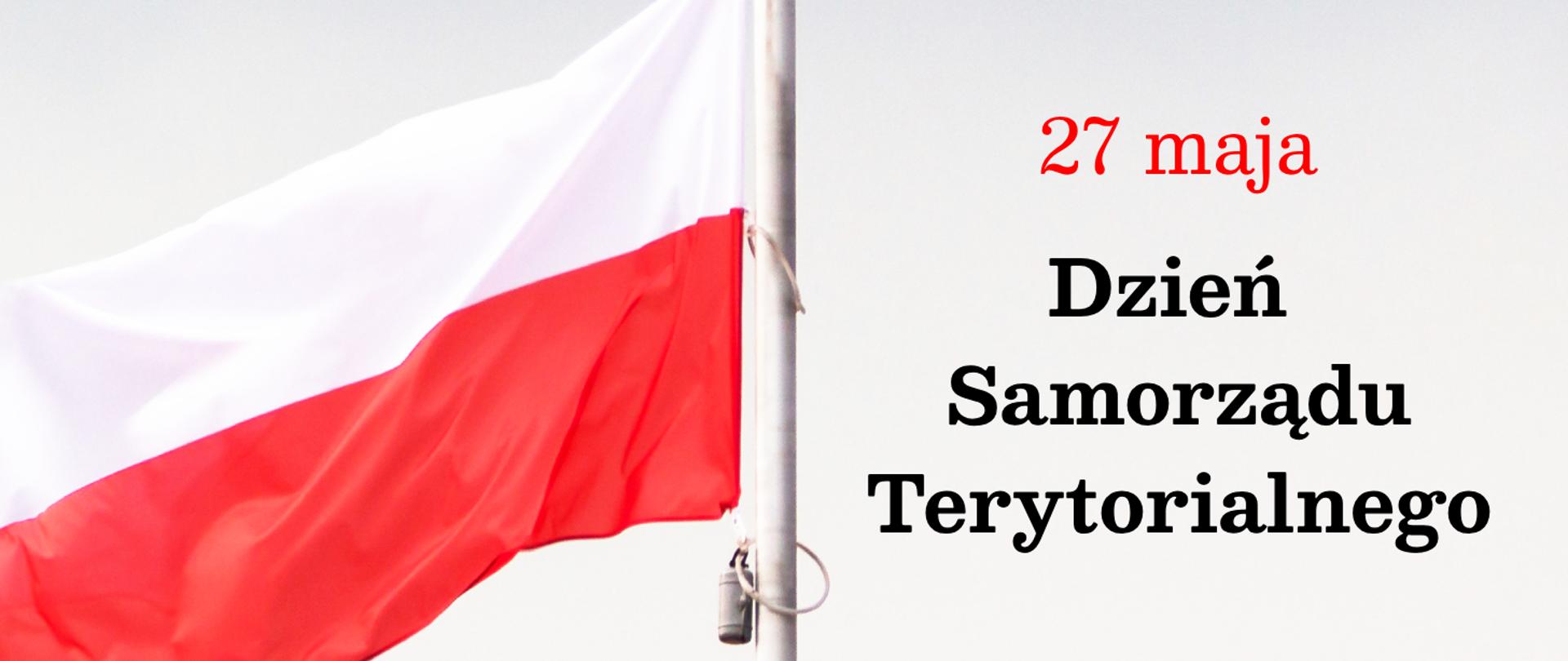 Flaga Polski powiewająca na maszcie. Obok data i napis Dzień Samorządu Terytorialnego.