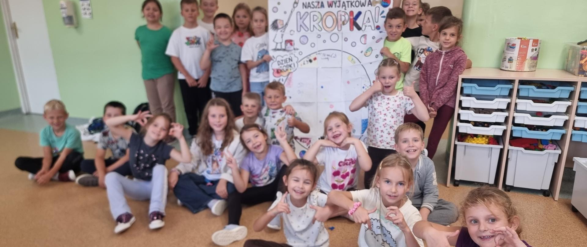 Dzieci prezentują efekt kreatywnej pracy z kropką na szkolnej świetlicy.
