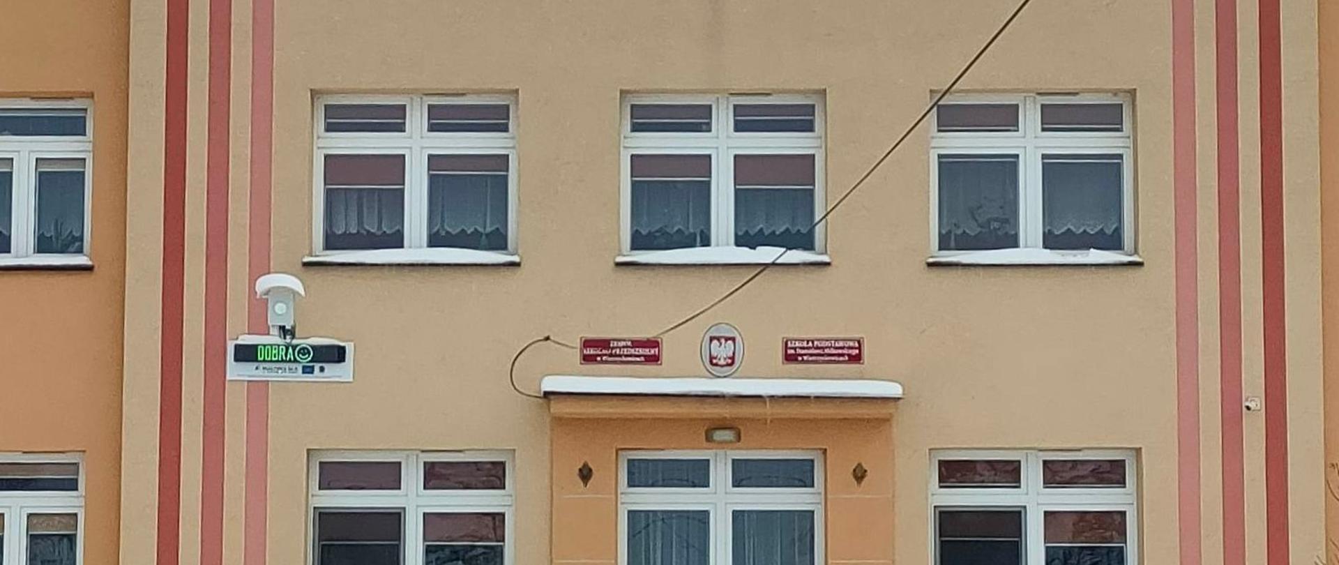 zdjęcie przedstawia budynek Szkoły Podstawowej w Wietrzychowicach
