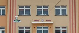 Na budynku Szkoły Podstawowej im. Stanisława Miłkowskiego w Wietrzychowicach został zamontowany miernik zanieczyszczenia powietrza i tablica informacyjna LED. Urządzenia posłużą do monitowania jakości powietrza w obrębie placówki.
Komplet urządzeń tj. miernik zanieczyszczenia powietrza i tablica informacyjna LED został przekazany przez Województwo Małopolskiego w ramach realizacji projektu zintegrowanego LIFE pn. „Wdrażanie Programu ochrony powietrza dla województwa małopolskiego – Małopolska w zdrowej atmosferze” współfinansowanego ze środków Programu LIFE Unii Europejskiej i Narodowego Funduszu Ochrony Środowiska i Gospodarki Wodnej.
