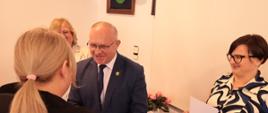 Starosta Hajnowski, Wicestarosta i Przewodniczący Rady Powiatu w trakcie wręczania podziękowań rodzicom zastępczym i opiekunom