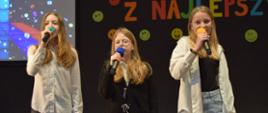 Uczniowie z najwyższą średnią ocen i najwyższą frekwencją zostali wyróżnieni podczas uroczystego apelu.