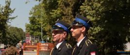 Moment wręczenia nagród i odznaczeń strażakom i osobom nominowanym do nagrody 