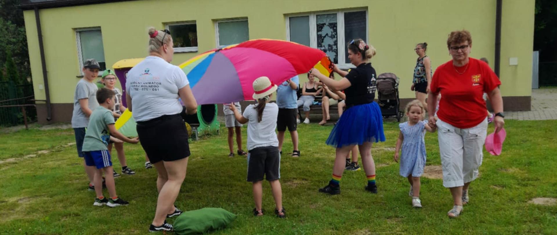 Piknik dla dzieci na placu zabaw przy Domu Ludowym w Mirkowicach