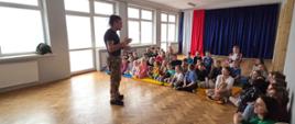 Zdjęcie przedstawia prowadzącego warsztaty "Poznaj mojego psa" dla uczniów szkoły.