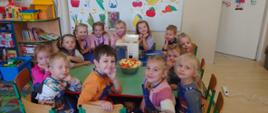 Przedszkolaki przygotowują soki owocowe