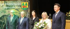 Przedstawiciele hajnowskiego szpitala i powiatu pozują do wspólnego zdjęcia